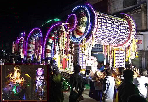 பழனியில் பூச்சொறிதல் ரத ஊர்வலம்